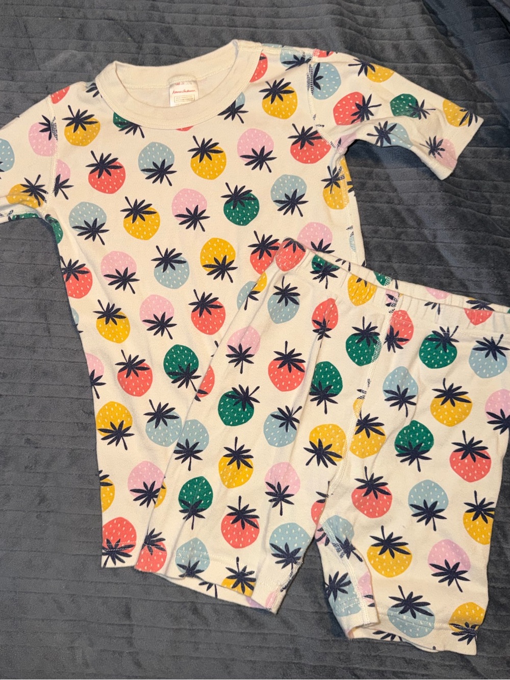 Hanna Andersson cream Pajama Set with Multicolor strawberry print size 10